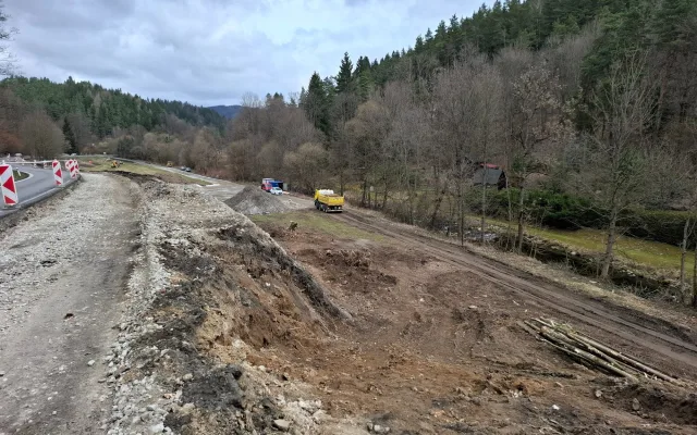 Sanace svahu u Vimperka pokračuje. Silničáři odtěžují zeminu, provoz řídí semafory