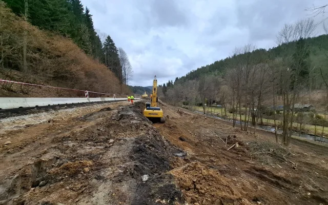 Sanace svahu u Vimperka pokračuje. Silničáři odtěžují zeminu, provoz řídí semafory