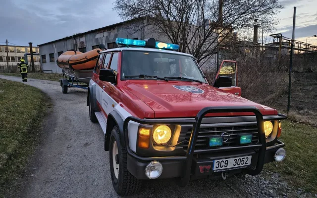 Srna uvízla ve splavu a začala se topit. Hasiči ji během pár minut zachránili
