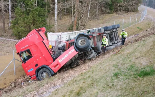 Řidič kamionu se nevěnoval řízení, skončil v příkopu u dálnice