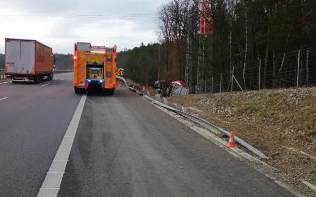 Řidič kamionu se nevěnoval řízení, skončil v příkopu u dálnice
