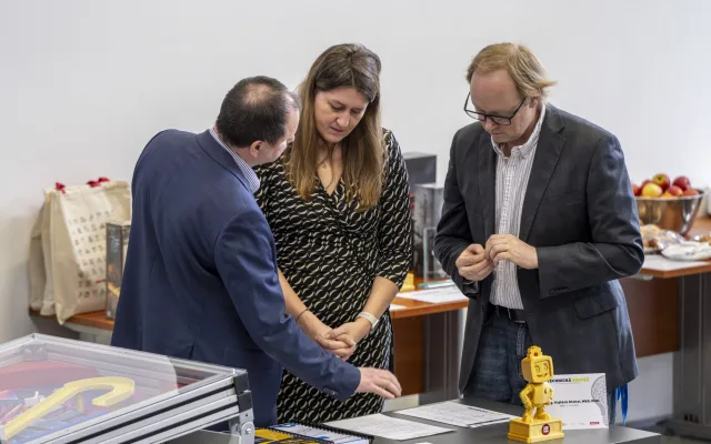 Vodíkový motor, robot i štípač na dříví. Na VŠTE soutěžili mladí talenti