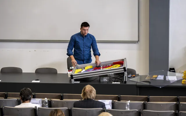 Vodíkový motor, robot i štípač na dříví. Na VŠTE soutěžili mladí talenti