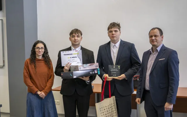Vodíkový motor, robot i štípač na dříví. Na VŠTE soutěžili mladí talenti