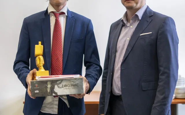 Vodíkový motor, robot i štípač na dříví. Na VŠTE soutěžili mladí talenti