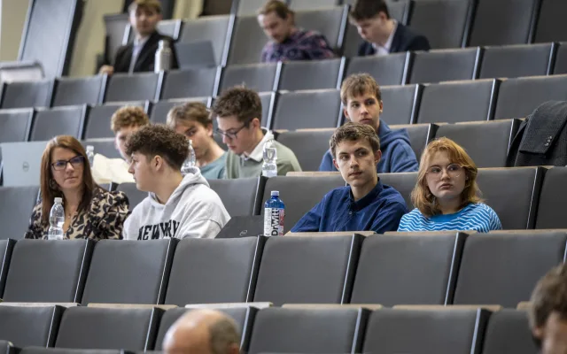 Vodíkový motor, robot i štípač na dříví. Na VŠTE soutěžili mladí talenti