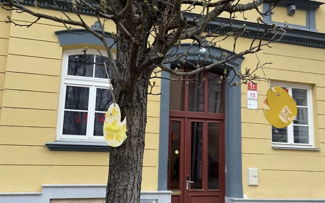 Budějovice mají novou velikonoční výzdobu. Zajíčky i kraslice letos vyrobily děti