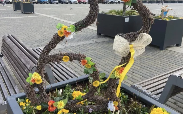 Budějovice mají novou velikonoční výzdobu. Zajíčky i kraslice letos vyrobily děti