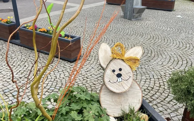 Budějovice mají novou velikonoční výzdobu. Zajíčky i kraslice letos vyrobily děti