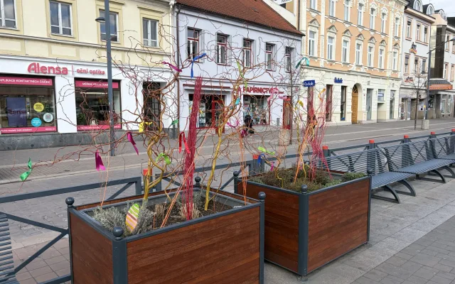 Budějovice mají novou velikonoční výzdobu. Zajíčky i kraslice letos vyrobily děti