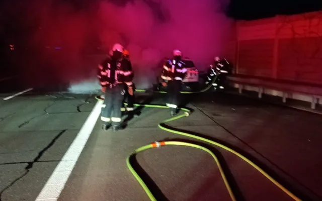 Dramatické dva dny na D3. Provoz ochromily nehody kamionů i hořící auto
