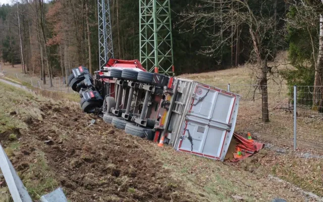 Dramatické dva dny na D3. Provoz ochromily nehody kamionů i hořící auto
