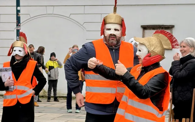 Velikonoční hrkání rozezvučelo Budějce. Zvony podle tradice odletěly do Říma