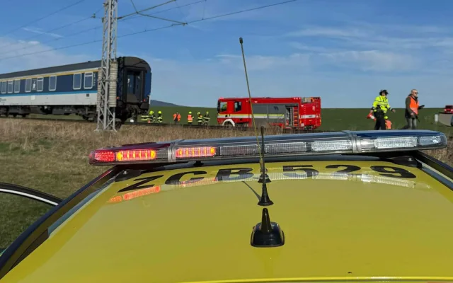 Vlak na Českokrumlovsku smetl auto, jeho řidič na místě zemřel