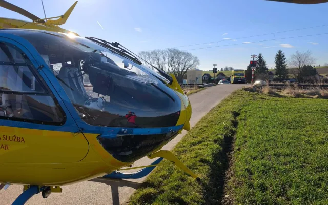 Vlak na Českokrumlovsku smetl auto, jeho řidič na místě zemřel