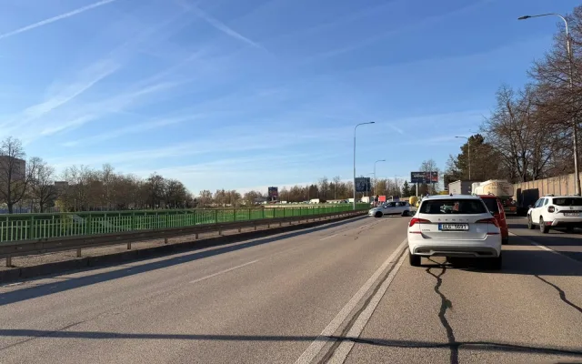 Dopravní peklo začalo. Auta stojí v centru, na Rudolfovské i na levobřežce