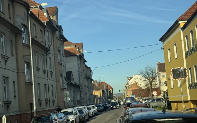 Dopravní peklo začalo. Auta stojí v centru, na Rudolfovské i na levobřežce