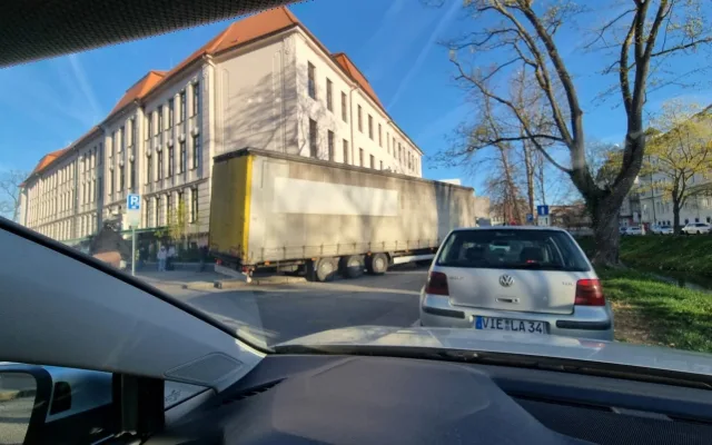 Dopravní peklo začalo. Auta stojí v centru, na Rudolfovské i na levobřežce
