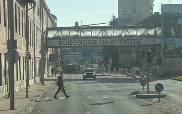 Dopravní peklo začalo. Auta stojí v centru, na Rudolfovské i na levobřežce