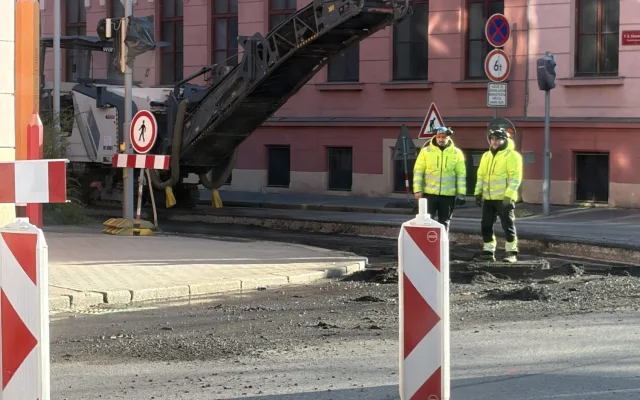Dopravní peklo začalo. Auta stojí v centru, na Rudolfovské i na levobřežce