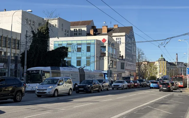 Dopravní peklo začalo. Auta stojí v centru, na Rudolfovské i na levobřežce