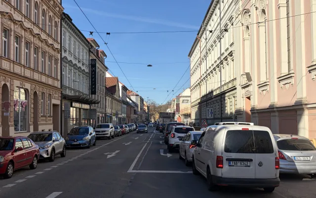 Dopravní peklo začalo. Auta stojí v centru, na Rudolfovské i na levobřežce