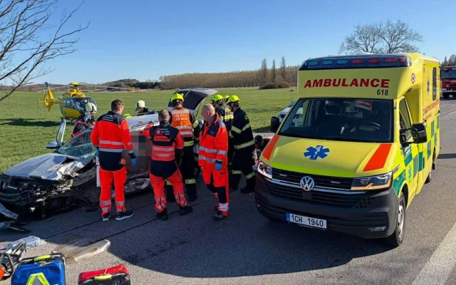 Vážná nehoda uzavřela silnici u Vodňan. Střetla se tam dodávka s autem