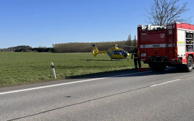 Vážná nehoda uzavřela silnici u Vodňan. Střetla se tam dodávka s autem
