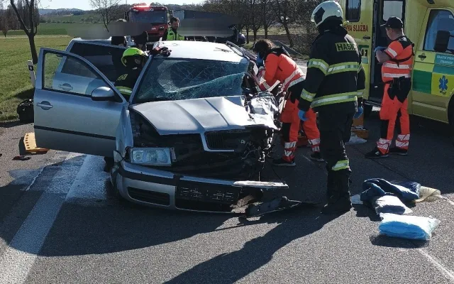 Vážná nehoda uzavřela silnici u Vodňan. Střetla se tam dodávka s autem