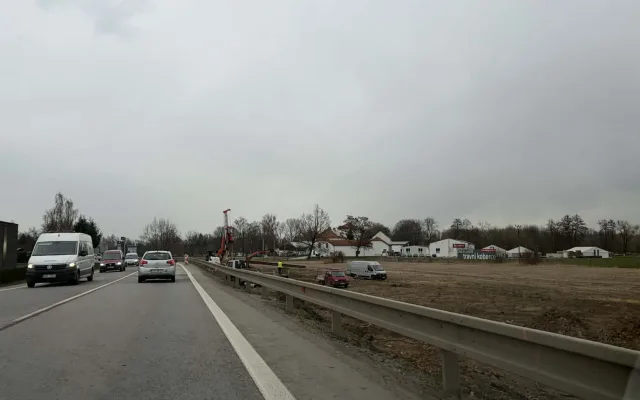Výstavba křižovatky u letiště omezí dopravu v Plané, provoz bude řízen kyvadlově