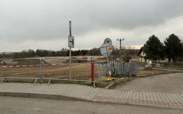 Výstavba křižovatky u letiště omezí dopravu v Plané, provoz bude řízen kyvadlově
