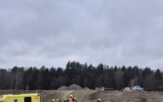 Dělník na stavbě dálnice D3 spadl do jímky, vážně si poranil hlavu