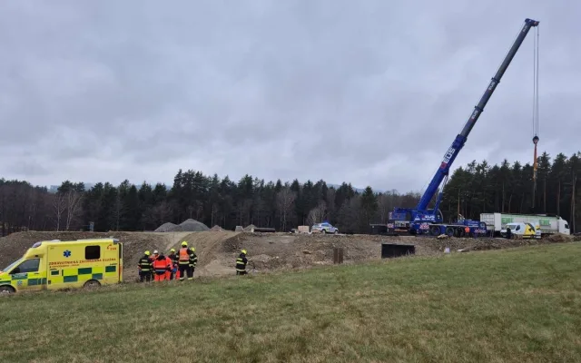 Dělník na stavbě dálnice D3 spadl do jímky, vážně si poranil hlavu