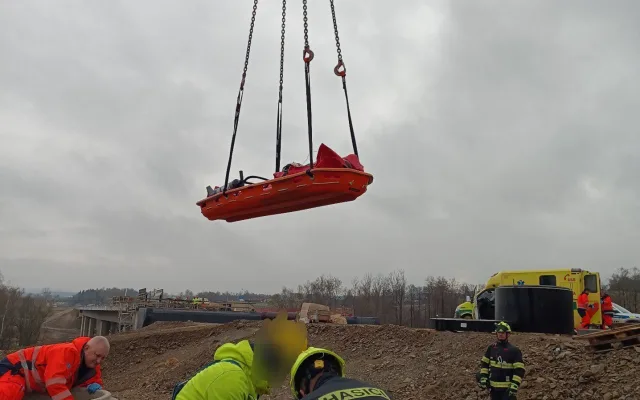 Dělník na stavbě dálnice D3 spadl do jímky, vážně si poranil hlavu