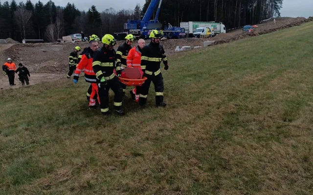 Dělník na stavbě dálnice D3 spadl do jímky, vážně si poranil hlavu
