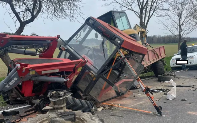 Čelní střet auta s traktorem zablokoval silnici mezi Hradcem a Lodhéřovem
