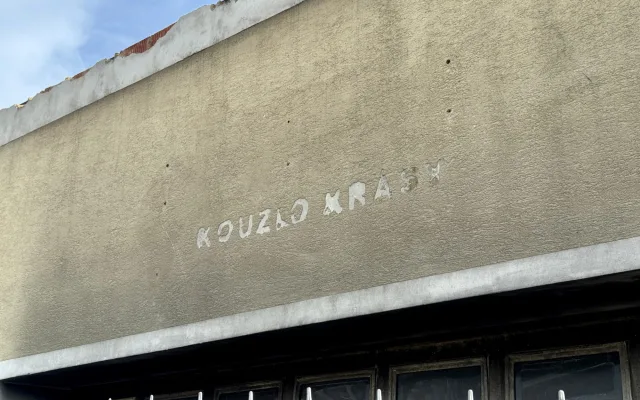 Vila hrůzy mění majitele. Z objektu vyvezl 50 kontejnerů odpadu a kolec injekcí