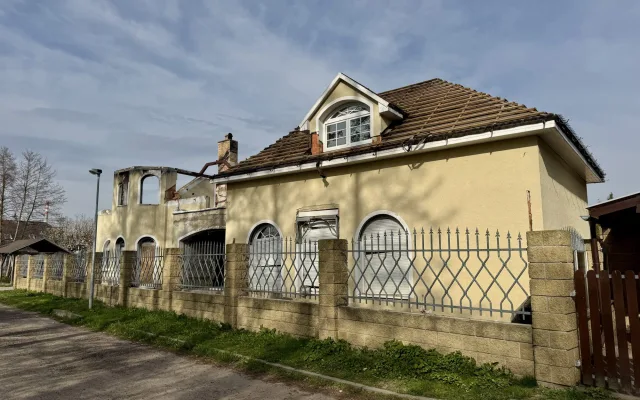Vila hrůzy mění majitele. Z objektu vyvezl 50 kontejnerů odpadu a kolec injekcí