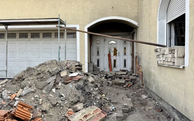Vila hrůzy mění majitele. Z objektu vyvezl 50 kontejnerů odpadu a kolec injekcí