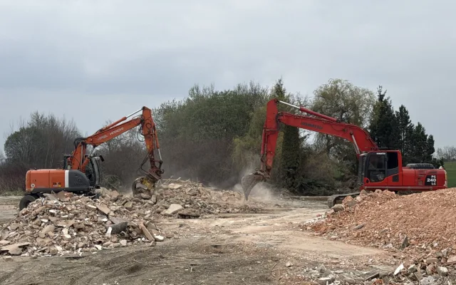 Konec dlouhého sporu. ŘSD začalo bourat motocentrum na D3 u Tábora