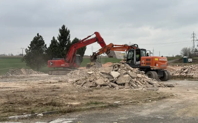 Konec dlouhého sporu. ŘSD začalo bourat motocentrum na D3 u Tábora