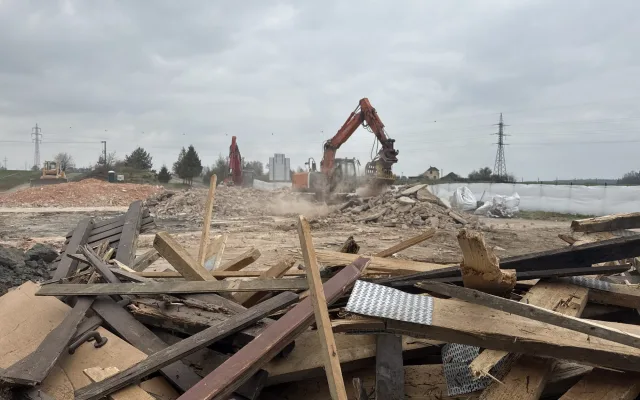 Konec dlouhého sporu. ŘSD začalo bourat motocentrum na D3 u Tábora