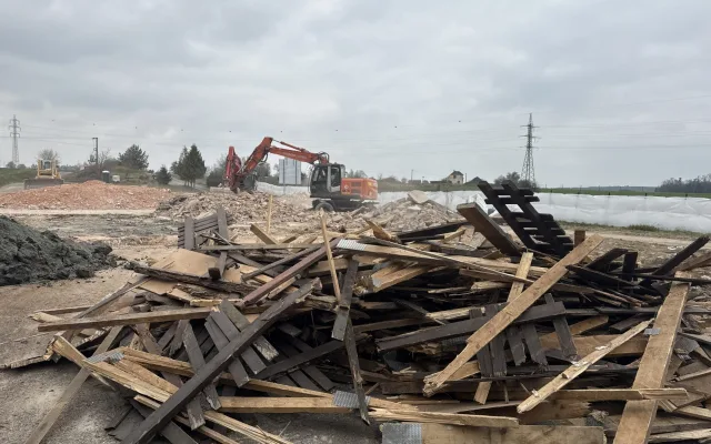 Konec dlouhého sporu. ŘSD začalo bourat motocentrum na D3 u Tábora