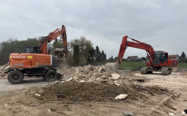 Konec dlouhého sporu. ŘSD začalo bourat motocentrum na D3 u Tábora