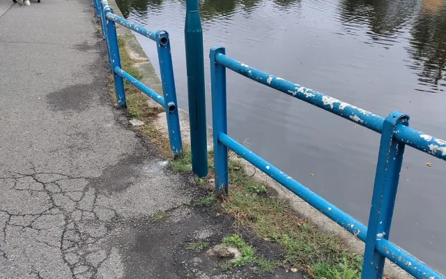 Uvolněné kameny a rozpadající se zeď. Stezka podél Slepého ramene se uzavře