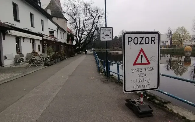 Uvolněné kameny a rozpadající se zeď. Stezka podél Slepého ramene se uzavře