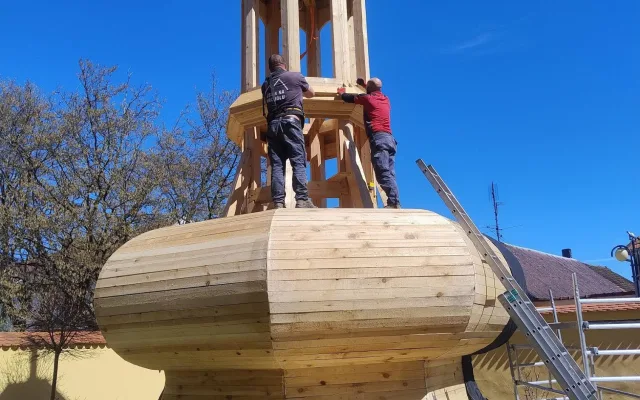 Věž kostela z 15. století v Borovanech na Českobudějovicku dostala novou kupoli