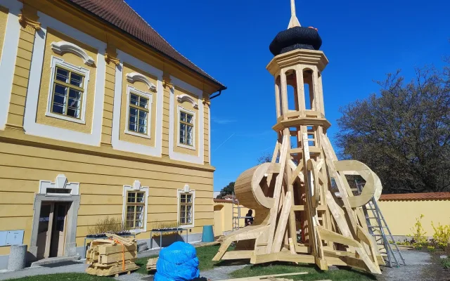 Věž kostela z 15. století v Borovanech na Českobudějovicku dostala novou kupoli
