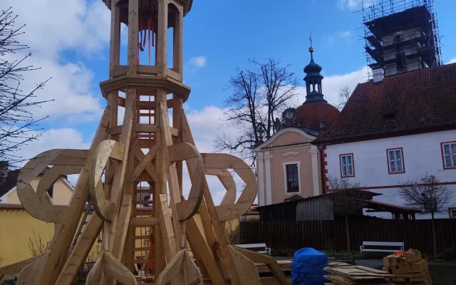 Věž kostela z 15. století v Borovanech na Českobudějovicku dostala novou kupoli