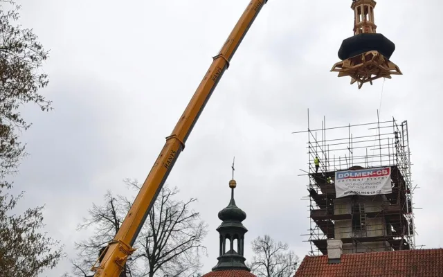 Věž kostela z 15. století v Borovanech na Českobudějovicku dostala novou kupoli